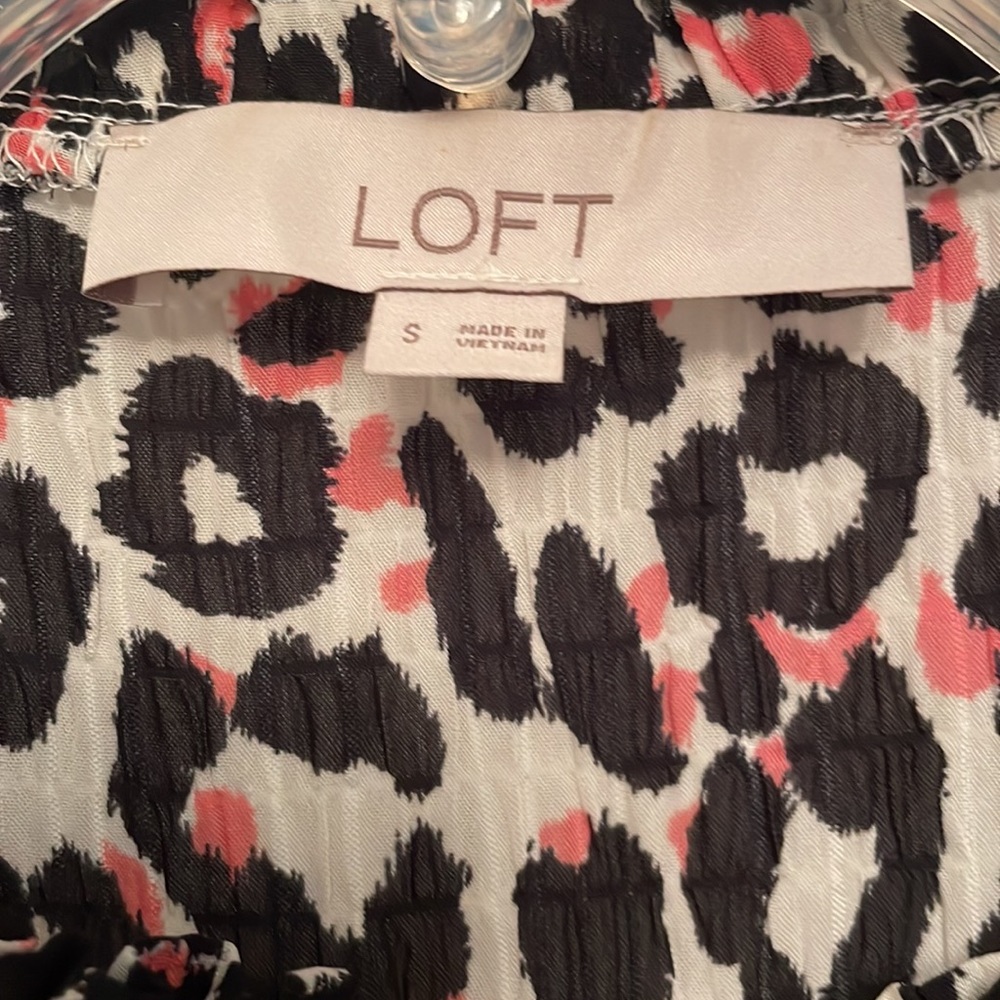 🌷Loft Animal Print Lightweight Top with Ruffle Details Small Sleeveless - Picture 3 of 11